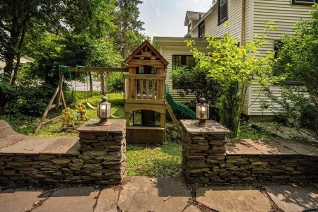 Modern 5-Bedroom Mountain Home W/ Stunning Views! 5 Minutes to Belleayre