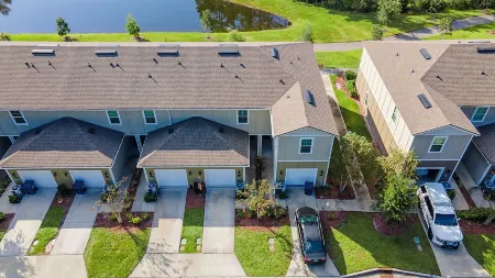 Peaceful Pondside Townhouse -Work from Home Ready! Отели в г. Юли