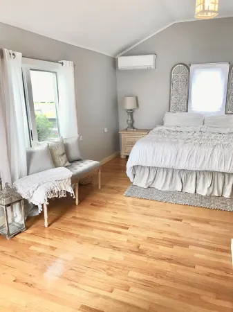 Oceanfront Oasis Spacious 3-Bedroom, 2-Bath Retreat for 12  Linens Included Отели рядом с достопримечательностью «Saybrook Point Marina»