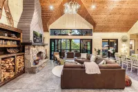 Private Falls-Hiking-View-King beds-Sauna-Pub-Chefs Kitchen-In Town & Private!