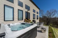 Newly-constructed house, minutes from the Ark Encounter, with Hot Tub.
