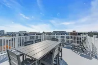 1/2 Block 2 Beach, Rooftop Balcony, Linens + Towels included.