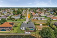 PARADISE COVE- Spacious Canal Home with htd saltwater Pool! Sleeps 13!