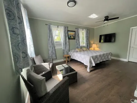 Lucy’s Beach Hideaway, 2 block to restaurants & waterfront