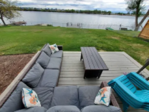 Spacious Lakehouse Getaway. Private Dock with large fenced Backyard and Gameroom