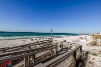 Book Your Beach Vacation! Penthouse Unit with Stunning Views of Destin!