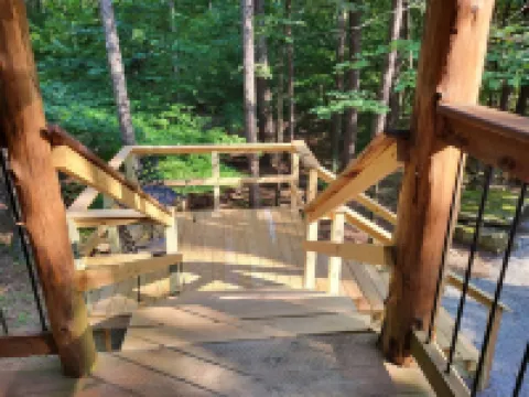 Cabin overlooking creek close to National Forrest a great place to relax 約翰遜縣酒店