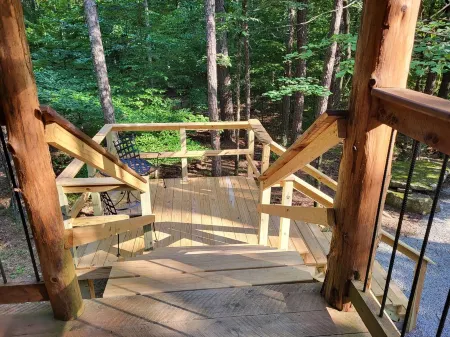 Cabin overlooking creek close to National Forrest a great place to relax