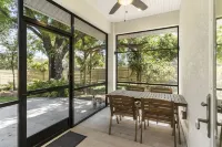 Secluded Cottage with Hot Tub, Walking Distance to Benderson and Utc. Hotel a The Meadows