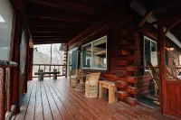 Secluded Rustic + Modern Log Cabin with hot tub by Stream,  luxury getaway Hotel a Freeman