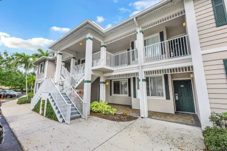 NAPLES RETREAT REMODELED, 2 KING SUITES, POOL, TENNIS, GYM,10 MIN TO BEACH