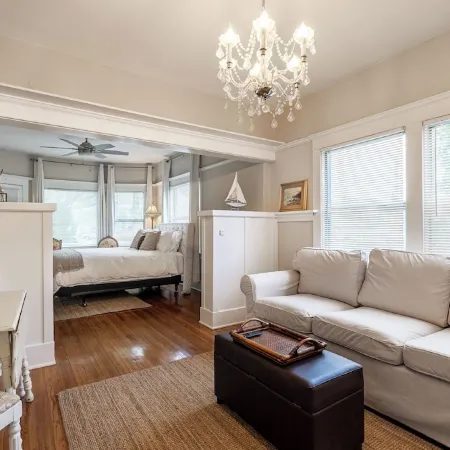 Charming apartment with WiFi and AC, two blocks to the beach