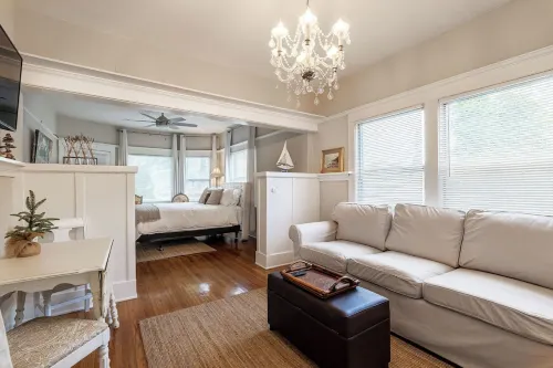 Charming apartment with WiFi and AC, two blocks to the beach