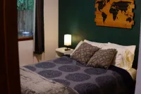Mid-century modern cabin with spacious 2-bedroom, 1-bathroom, private backyard