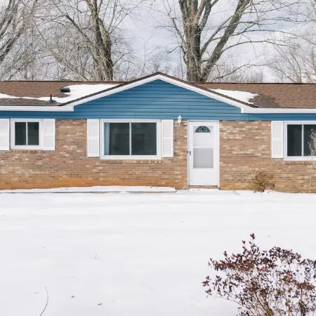 Walkable Downtown Black Mtn Cutie w hot tub + SAUNA -15min to Asheville