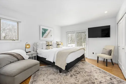 NEW LISTING- Steps to Private Beach. Completely Remodeled Modern Beach House Hotel a Springs