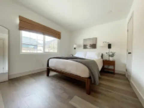 BEAUTIFUL, REMODELED HOME WITH EASY ACCESS TO LAKE AND RIVER - PET FRIENDLY