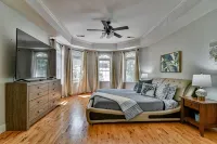 Hot tub/sauna with mountain views minutes from downtown