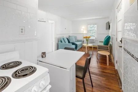 Quaint Cape Cod Cottage - 5mins to the beach, Galleries and Provincetown fun! Отели рядом с достопримечательностью «Рейс Пойнт Бич»
