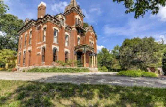 Three Pines Petersburg - Luxurious 10 Bedroom Home in Historic Petersburg Hotels in Menard County