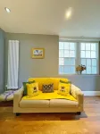 Historic cosy Old Town cottage-parking, garden, 2-min walk to beach