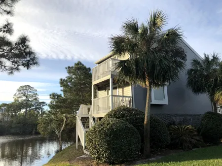 Cape Escape II End Unit on Lake & just 200 steps to beach w/ Beach chairs/cart