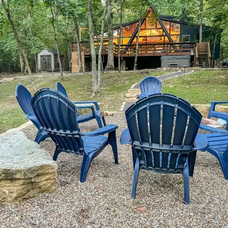 FLAT, Lakefront chalet; Hottub, Playground, Firepit, Wifi, and more!