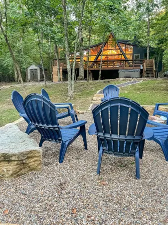 FLAT, Lakefront chalet; Hottub, Playground, Firepit, Wifi, and more!