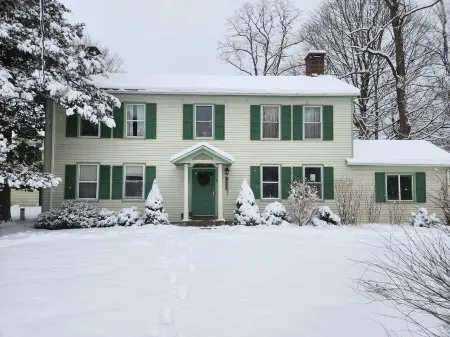 Remodeled Unit #1, 7 min to Great Barrington, 12 min to Ski Resorts & Trails