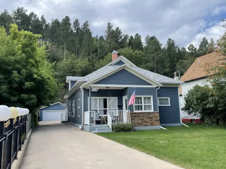 Walking distance to Downtown Historic Main Street and Outlaw Square