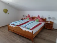 Bright, comfortable and tastefully furnished DG apartment with south-facing balcony فنادق في Hausham