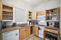 Steps to Downtown Eustis~King~Fully Stocked~Coffee Bar Hotel a Eustis