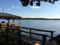 Peaceful & Clean Waterfront Suite on the Lake Norman Main Channel