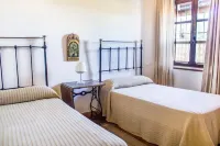Charming rural house with swimming pool 3 km from the city of Granada. parking