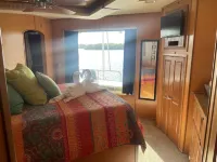 Southern Bell is a Beautiful Houseboat cozy and relaxing.