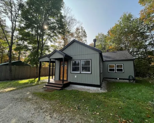 Cozy Cabin - walking distance to town and 10 minutes to Bromley. Pet friendly! Hotels in Manchester Center