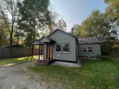 Cozy Cabin - walking distance to town and 10 minutes to Bromley. Pet friendly!