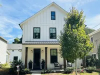 Athens Luxury - King Master ~ 3Bdrm Home ~ 1 mile to Downtown ~ Minutes to UGA Hotels in Athens