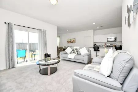 Exquisite 4-Bedroom Home in Katy with Pool Access