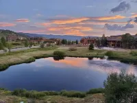 Relax, Adventure, Views, Amenities +Memories (King) - WiFi