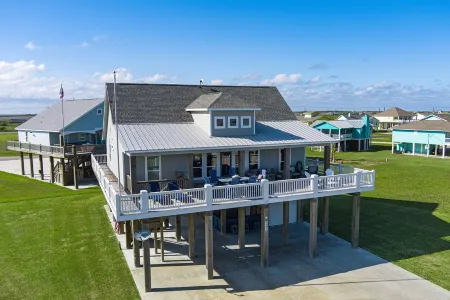 Sip 'N Sea - Built w/ All the Amenities & just a 3 minute walk to beach!