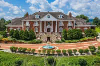 Kentucky's Majestic Mountaintop Estate with pool: The Bluegrass Palace Hotels in 
