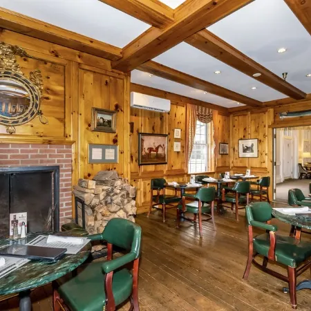 Peaceful Spa Villa Getaway - Hot Tub - 3 minutes to Mohegan Sun Casino