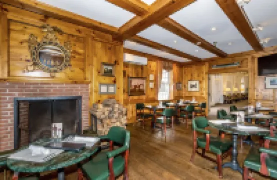 Peaceful Spa Villa Getaway - Hot Tub - 3 minutes to Mohegan Sun Casino