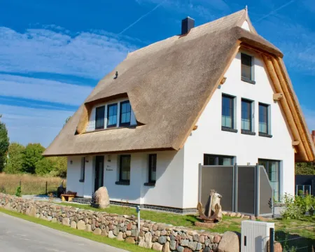 Vacation apartment Lee, experience peace and quiet on the natural beach of the Baltic Sea Hotels in Dranske