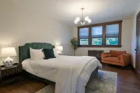 Midtown Manor: Full Kitchen + A/C + Backyard + Washer & Dryer