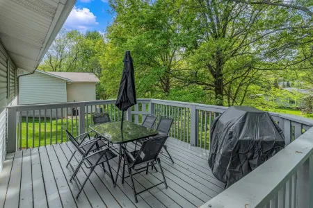 Centrally located, spacious 4 bdrm, on quiet Ct