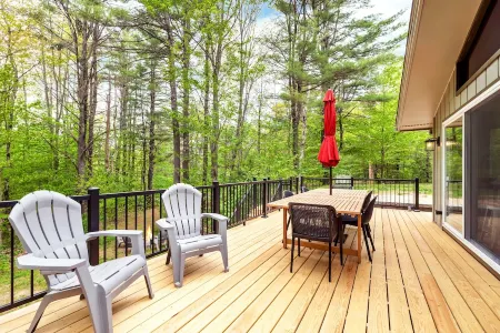 Cozy, Pet-Friendly Escape Near Lake & Mountains Отели рядом с достопримечательностью «Gunstock Mountain Resort»