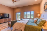 Red Rock View, Hot Tub, 3914sqft & Ms. Pac-Man: Pet-Friendly