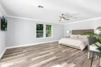 New Construction- Hot Tub - 1.3m to Beach, 2 KING Beds.